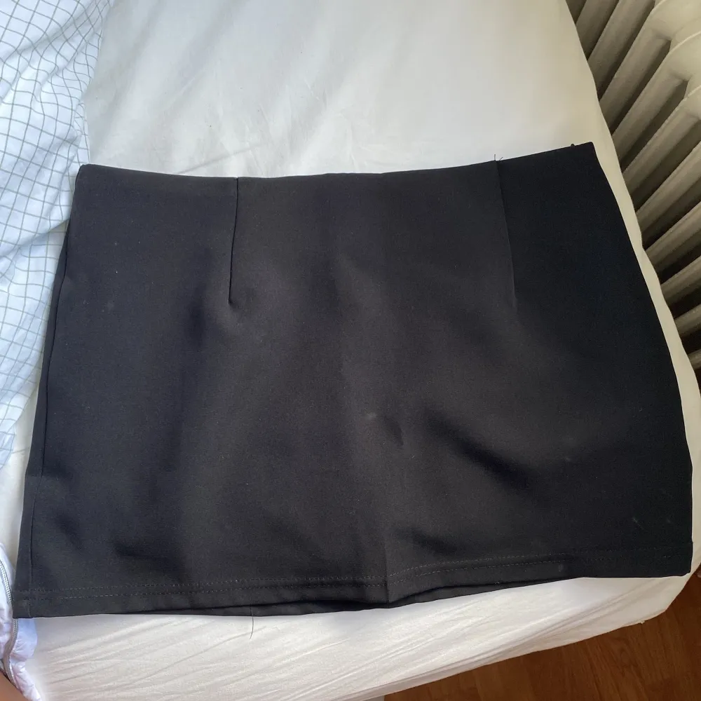 Så fin minikjol med inbygga shorts under som tyvärr är för små för mig (därav ingen bild på) den är lågmidjad och passar XS-S, midjemåttet är 76 cm 💌 (första bilden lånad). Kjolar.