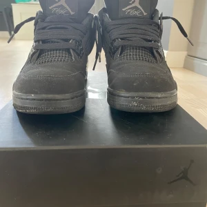 Jordan 4 Black Cat - Ett par black cats storlek 40. Har haft dom i några månader. Pris 700. Hör av er om ni har några frågor. Mvh Vinzent.