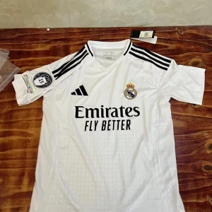 Real Madrid 24/25 home shirt - Fotbollströja, toppkvalitet för endast 349kr. Finns i M Cheapkitzz