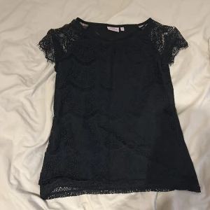 Spets tröja - En söt blus från Kappahl. Köpt begagnad men aldrig andvändit själv. Den är i väldigt bra skicka och inga fläckar eller hål. 