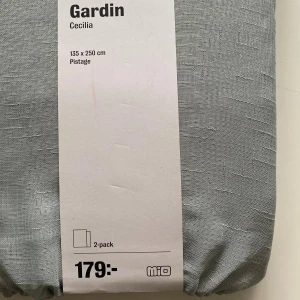 Gardiner i ljusgrön 2 längder  - Helt nya i förpackning  Gröna  Se mått på bild  Från Mio 