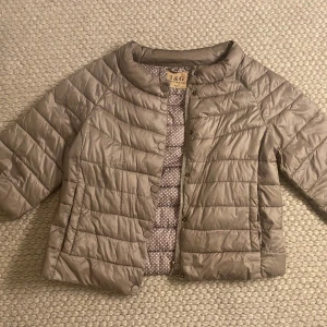 Trekvartsärmad jacka  - Söt jacka me korta ärmar 