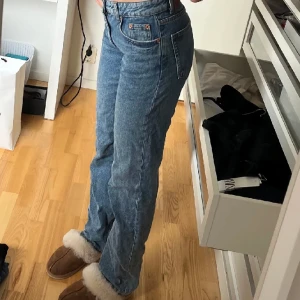 Mid/low rise jeans zara - Säljer dessa jeans från zara som är raka i modellen med mid/low rise midja. Jeansen är som ny oxh endast använda fåtal gånger