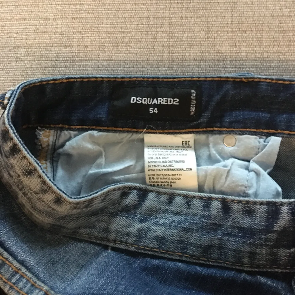 Blå dsquared2 jeans. Oanvända och bra kvalitet. Köpt för över 1000kr. Säljer pga för stora för mig.. Jeans & Byxor.