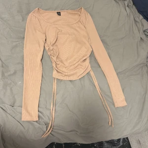 Tröja  - Bra skick, magen syns lite