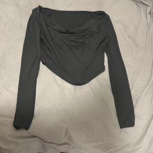 Tröja  - Bra skick, magen syns lite, urringad 