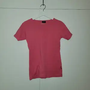 En ny basic rosa T-shirt.