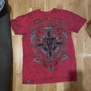 Throwdown t-shirt  - Så snygg röd throwdown t-shirt med coolt tryck! 