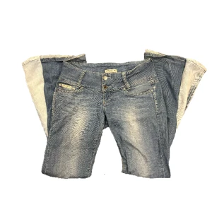 Remade Dolce&Gabbana Jeans - REMADE Utsvänga Dolce Gabbana jeans Lågmidjade Midjemått 72cm Innerbenslängd 80cm Storlek 27 Pris kan diskuteras vid snabb affär 