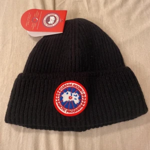 Svart canada goose mössa  - Riktigt varm canada goose mössa som e helt ny. Rekommenderas 100%
