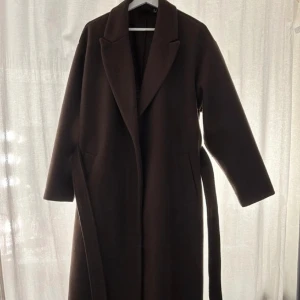 Kappa  - Jätte fin och skönt jacka från Vero Moda som inte längre kommer till användning. Kappan är i bra skick💓  Jackan är i storlek L och sitter bra på mig dom är 179cm lång.