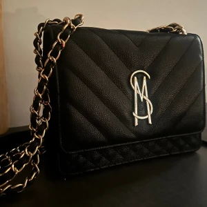 Steve Madden väska  - Säljer min Steve Madden väska. Väldigt fint skick och använt ett fåtal gånger. Kan skickas imorgon 🤍