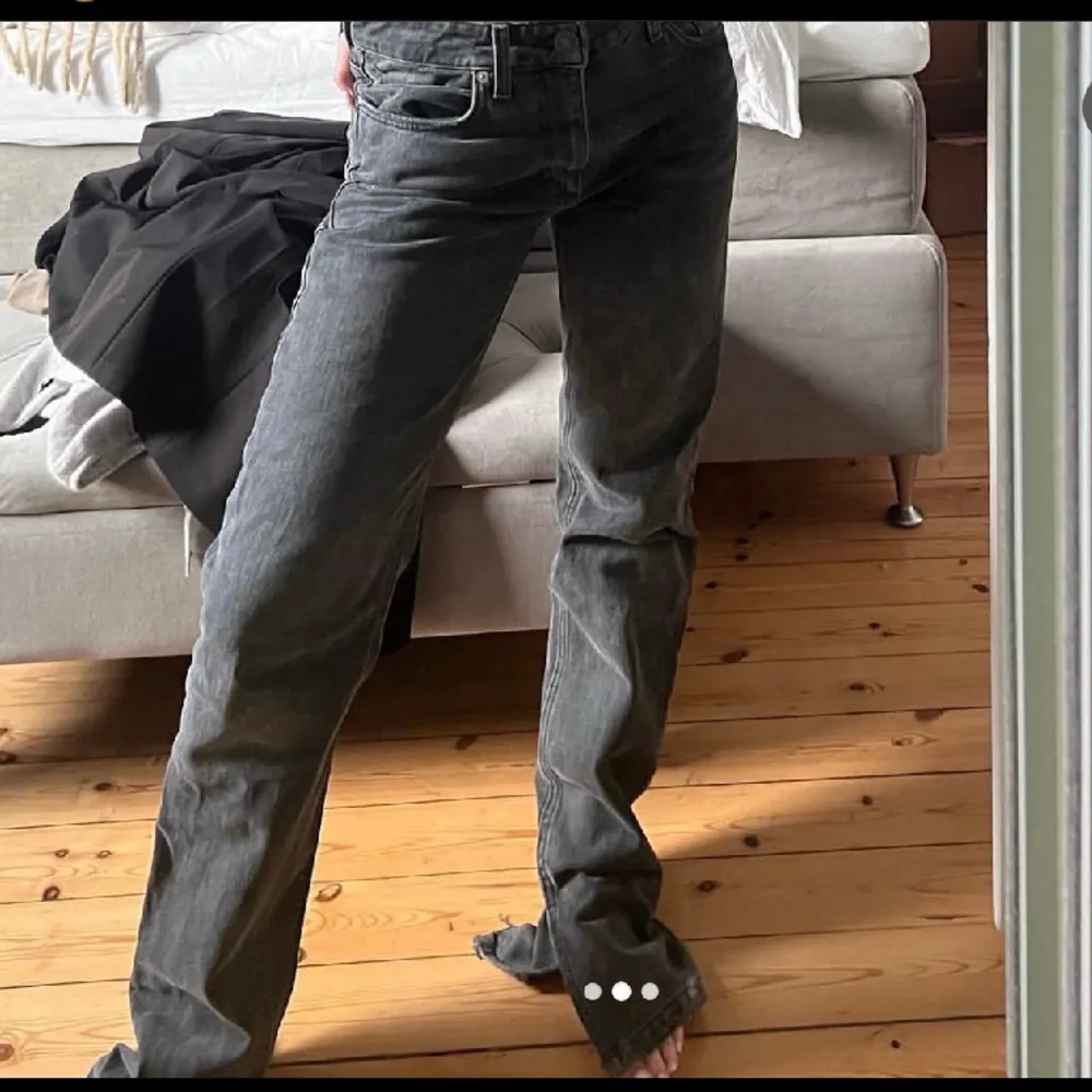 Supersnygga och långa jeans från zaras gamla kollektion. De är sprättade upp längst ner för extra längd. Passar en 36-38 / S-M. Lånade bilder. Jeans & Byxor.