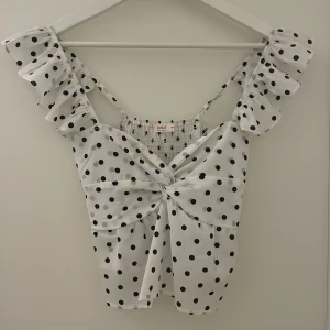 Prickig topp - Super fin prickig topp i bra skick 💞