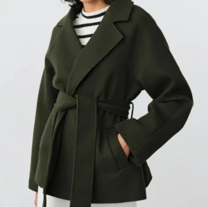 Grön kort kappa Gina Tricot - Jättefin grön kappa ifrån Gina Tricot, i nästan helt nyskick. Använd några gånger men inga defekter. Nypris 699kr. Storlek XS. 