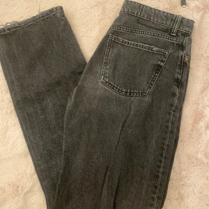 midwaist jeans - säljer dessa mörkgråa midwaist jeansen från zara då de ej kommer till användning, raka i modellen❤️