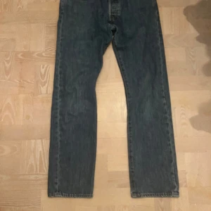 Levis 501 mörk blå - Hej! Säljer dessa feta Levis 501:or i storlek 30-30 och har skicket 8-10 De är i den feta möekblåa färgen. Nypris 1100 mitt pris 299 Vid frågor tveka inte att höra av er😀