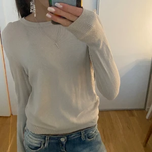 tröja  - inte använd så mycket, kom privat för fler bilder🙌🏻 tyget har blivit löst/tunnare vid axlarna!!