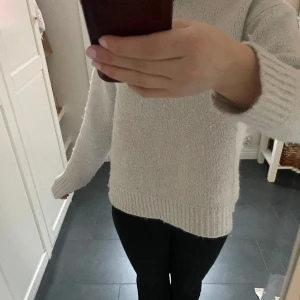 Zara tröja 🤍 - Säljer denna fina stickade vita tröja från zara då den inte kommer till användning längre🤍🤗