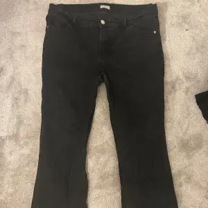 Svarta lowwaist bootcut jeans från Lindex men köpta på zalando! Ord pris 569 å endast använda fåtal gånger!