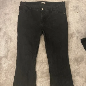 Low waist bootcut jeans - Svarta lowwaist bootcut jeans från Lindex men köpta på zalando! Ord pris 569 å endast använda fåtal gånger!