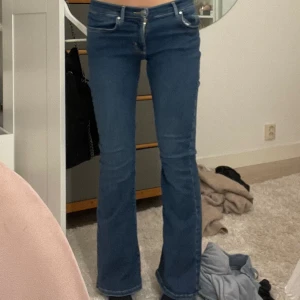 Lågmidjade jeans  - Säljer dessa bootcut lågmidjade jeansen,aldrig använt och super bra sick ! Kan ksk sänka priset vid snabbt köp Hör av er för fler bilder och använd gärna köp nu,jag är 165cm ❤️