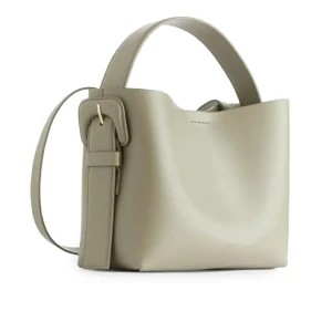 Arket väska  - Stora modellen, köpte i somras så den är inte alls sliten🥰 Hör av er vid frågor! Kan även tänka mig att byta emot atp väska😅