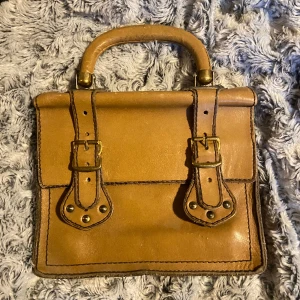 jättesöt väska 🧸💋 - köpt secondhand för 400 kr och jag har aldrig använt den. den är 20x16 stor och rymmer typ en mobil och lite småsaker i de tre olika facken. den är perfekt under en vacker sommardag på stan om du vill ha någonstans att förvara din mobil eller annat❣️❣️