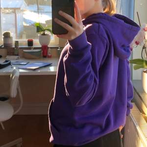 Jätte skön lila hoodie, är andvänd några gånger men i bra skick!💕 Den är i stl xs och på mig som är 165cm passar den super bra. Skriv privat om ni har några frågor💗