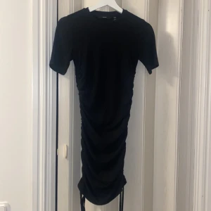 Veromoda klänning - Svart klänning med resår i midjan, knappt använd💗 Inga defekter, pris kan diskuteras vid snabb affär😊 Säljer pga för liten!