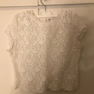 Fest tröja  - Köpte nyss . Använd 1 gång 💕tyckte inte det va min still 💕skulle säga att det va storlek s efter som att den ör lite i storleken💕skriv för frågor