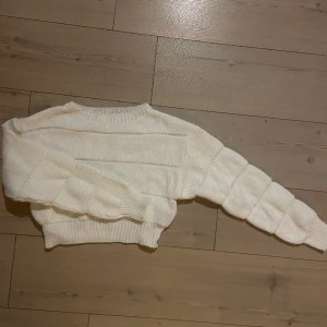 Stickad tröja - Fin oanvänd stickad tröja🤍 Passar XS/S skulle jag säga!