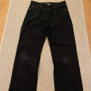 Svarta midrise jeans ifrån Zara, storlek 38. Pris kan diskuteras. 
