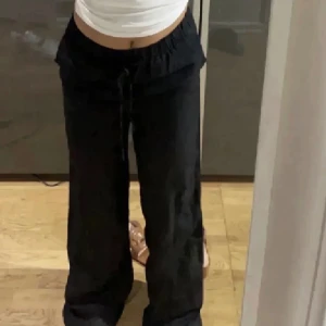 Svarta linnebyxor - Svarta linnebyxor från zara❤️storlek m och är använda en gång. Dom är i nyskick