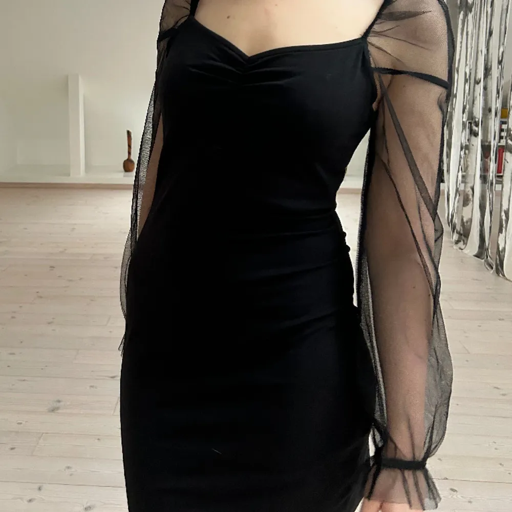 Helt oanvänd svart klänning med puffiga ärmar i mesh! Supernice passform från märket Even&Odd. Tyget på klänningen ser något billigare ut, så priset är förhandlingsbart :) . Klänningar.