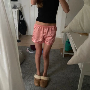 Silkes pyjamas shorts  - Säljer dessa jätte söta pyjamas shorts eftersom att jag har alldeles för många, vet inte vart jag har köpt dem eftersom att de var länge sedan 💘