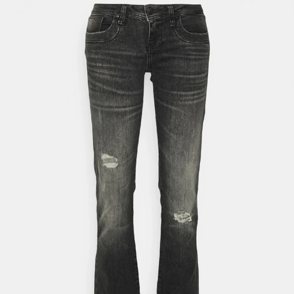 Säljer mina jättefina Ltb valerie jeans då det inte passa i längden, superfint fint skick och bara testade. Skulle även kunna byta mot W28L30. Priset går att diskutera💗. Jeans & Byxor.