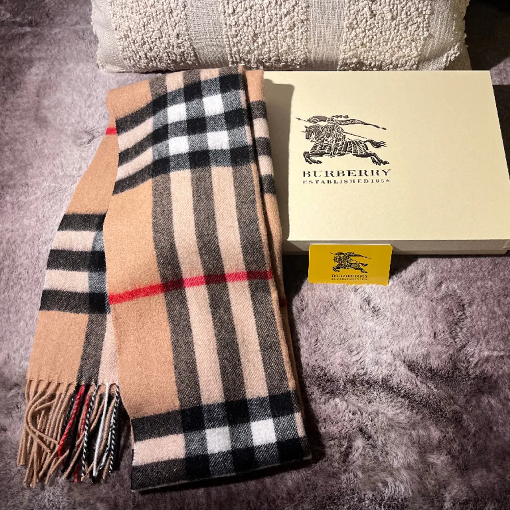 Tja, säljer nu min burberry halsduk. Perfekt skick, aldrig använd. Passar perfekt nu i det kalla vädret. Box, kort medföljer (1:1) Fraktas eller möts upp i Jönköping🤙. Accessoarer.