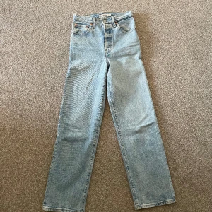 Levi’s jeans  - - Levi’s jeans från Carlings  - Modell: Ribcage straight  - Fint skick - Storlek: 25 