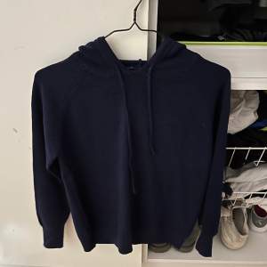 Säljer en merinoull hoodie i bra skick från Holebrook. I storlek xs som blev snabbt för liten för mig och har legat i garderoben ett tag. 