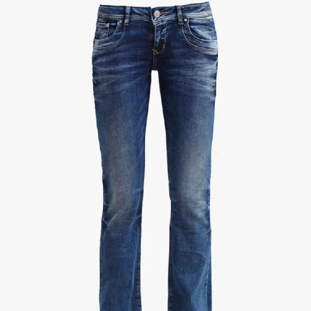 Lågmidjade jeans i märke Ltb beställda från Zalando, dem är i bra skick och endast använda några ggr, köpta för 700 . Jeans & Byxor.