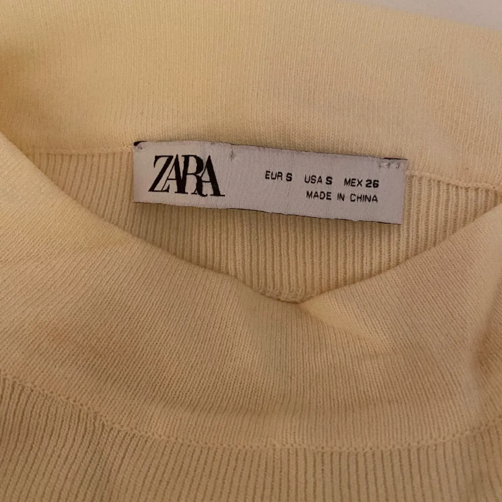 Beige/gul topp från Zara med öppen rygg. Nästan aldrig använd. Skönt småribbat material💛 Frakt tillkommer. Först till kvarn. Toppar.