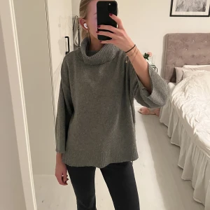 Stickad tröja - Stickad tröja med korta armar och krage. Den är lite mörkare grå i verkligheten.