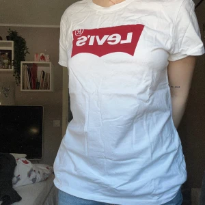 Levis t-shirt - Aldrig använd, lite skrynklig men tvättas innan den skickas. Köparen står för frakt. Storlek XL men sitter bättre som M/L 