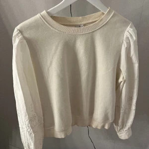 Vit tröja - En super fin tröja, kommer inte längre till användning tyvärr så där av säljer jag den.