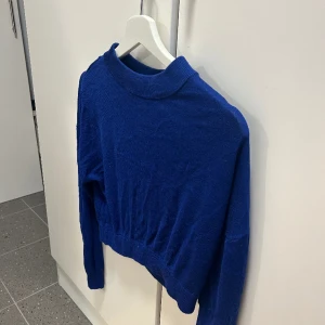 Tröja blå  - Köparen står för frakt eller kan mötas upp i Sthlm :) 