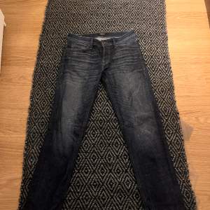 Säljer dessa sjukt sällsynta Jack and Jones jeans. Köpta för 899kr säljs för 399kr. Vid frågor är de bara att höra av sig!