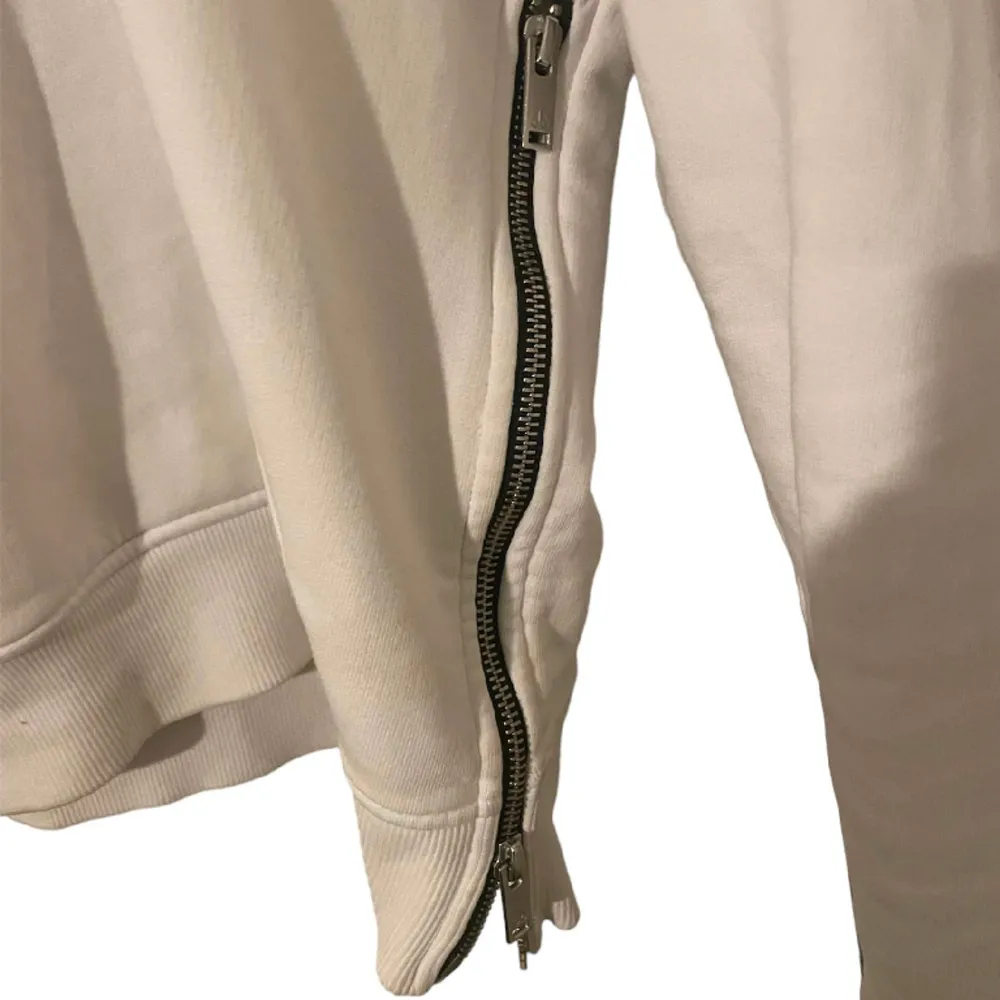 En unik Moose knuckles tröja med zip. Tröjan är i bra skick och har inga fel. Tröjan är i storlek S men är stor i storlek. Priset kan dissskuteras som vanligt!. Hoodies.