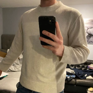 Stickad tröja - En stickad tröja med en mer relaxed fit, skön men lite använd så en aning nopprig men inget man tänker på!