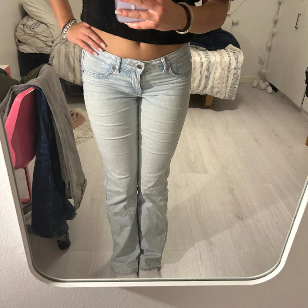 Jeans från H&M som inte används längre🧚‍♀️ Har en liten missfärgning vid bakfickan (se tredje bilden) men är knappt märkbart. Köp gärna via köp nu💓. Jeans & Byxor.